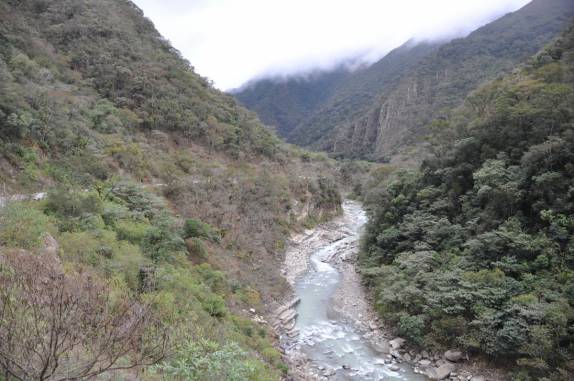 A estrada que liga a Bolívia à Argentina segue pelo lindo canyon do rio Bermejo, sempre com asfalto e muitos túneis